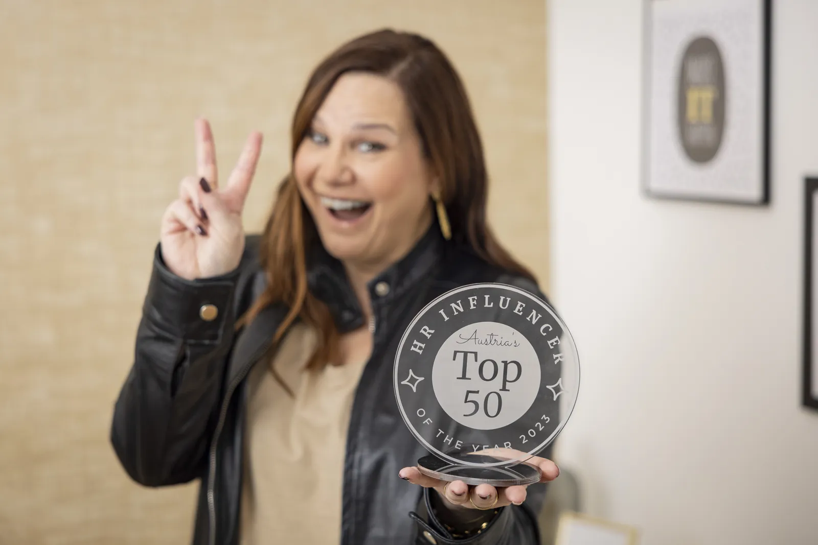 Claudia Lorber mit der Auszeichnung als Austria’s Top HR Influencer