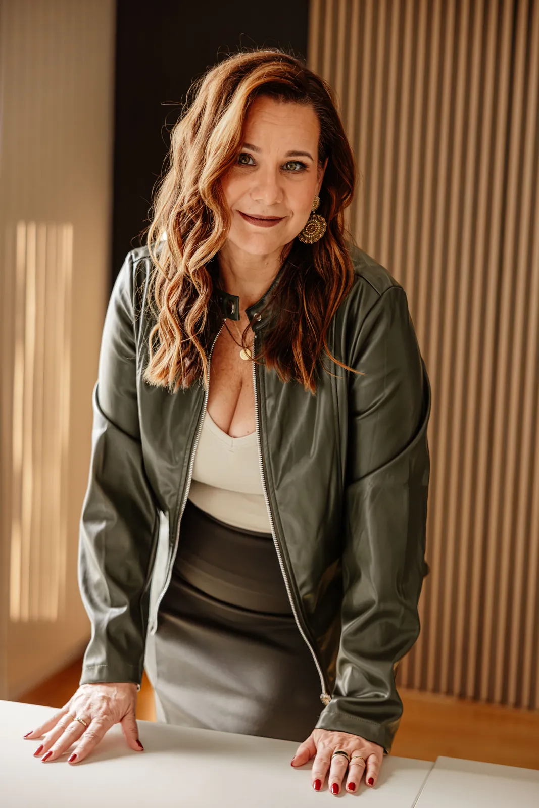 Claudia Lorber, an einen Tisch gelehnt